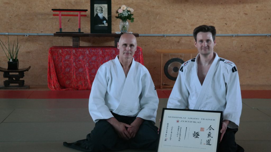 Thorsten Schoo Sensei überreicht Trainerurkunde an Olaf Marshall Sensei