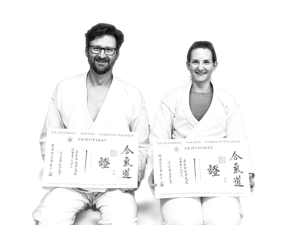 Nadja Oberdorfer und Olaf Marshall mit ihren Urkunden als zertifizierte Seishinkai Aikido Kindertrainer im September 2020